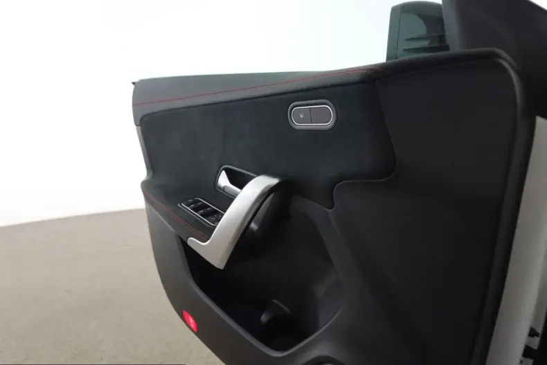 Mercedes-Benz CLA 200 (Clasa CLA) din 2023 cu 22.900 km - oferta MER224830 - foto 14