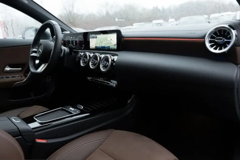 Mercedes-Benz CLA 220 (Clasa CLA) din 2025 cu 9.987 km - oferta MER225015 - foto 2