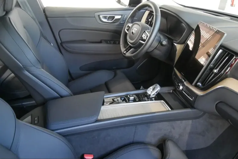 Volvo XC60 din 2025 cu 26.492 km - oferta VOL225263 - foto 3