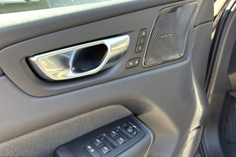 Volvo XC60 din 2025 cu 46.200 km - oferta VOL225312 - foto 8
