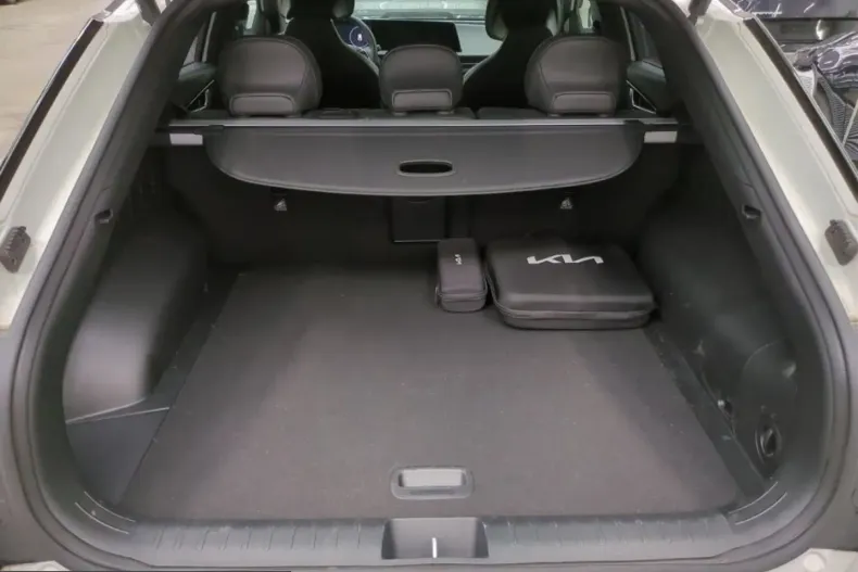 Kia EV6 din 2025 cu 4.860 km - oferta KIA225434 - foto 6