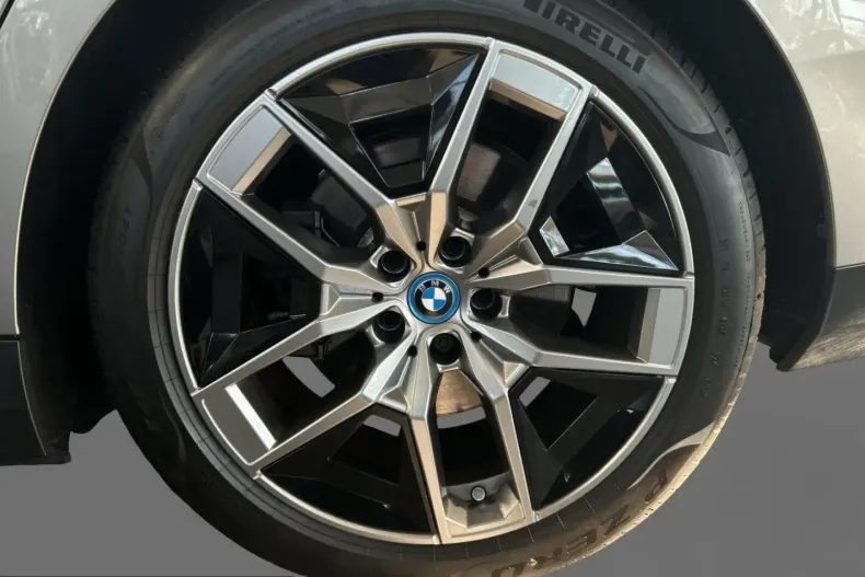 BMW 550 (Seria 5) din 2024 cu 22.053 km - oferta BMW225824 - foto 11