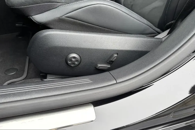 Mercedes-Benz E 220 (Clasa E) din 2025 cu 10.000 km - oferta MER225970 - foto 18