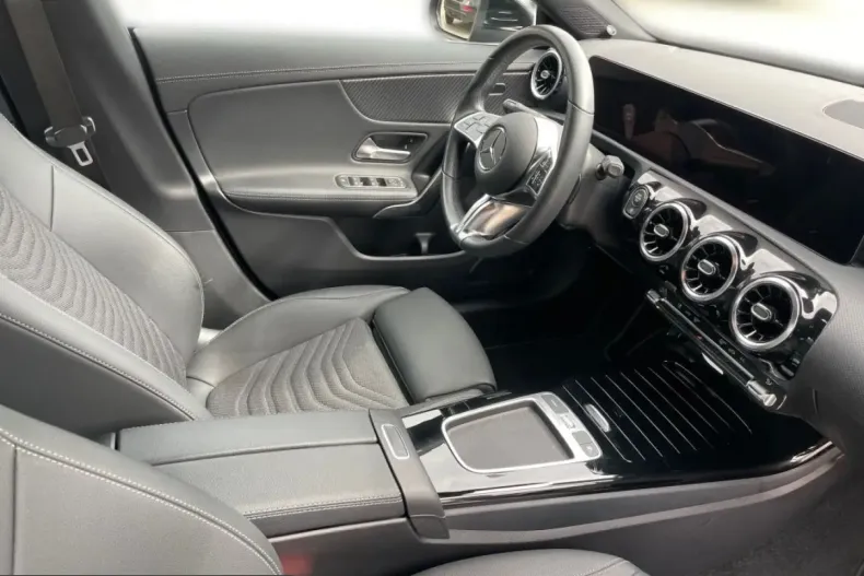 Mercedes-Benz CLA 200 (Clasa CLA) din 2023 cu 12.690 km - oferta MER225979 - foto 9