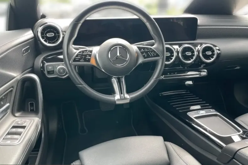 Mercedes-Benz CLA 200 (Clasa CLA) din 2023 cu 12.690 km - oferta MER225979 - foto 10