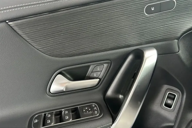 Mercedes-Benz CLA 180 (Clasa CLA) din 2025 cu 27.789 km - oferta MER226001 - foto 11