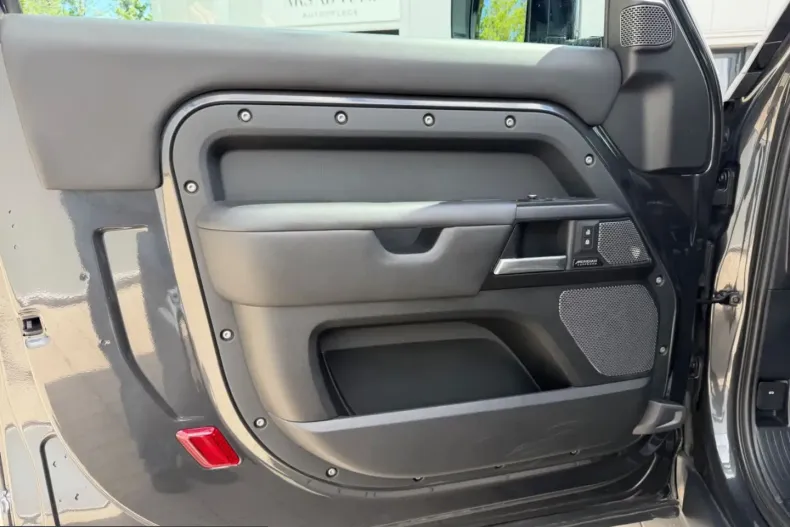 Land Rover Defender din 2022 cu 49.000 km - oferta LAN226030 - foto 10