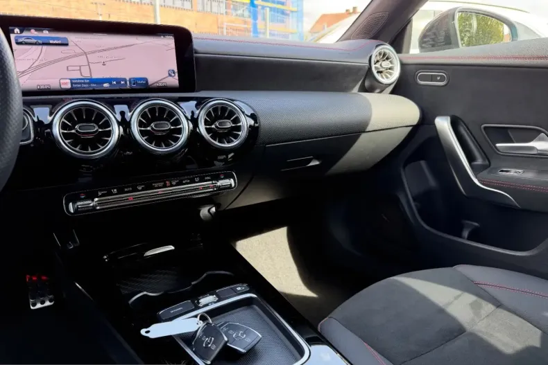 Mercedes-Benz CLA 200 (Clasa CLA) din 2024 cu 22.900 km - oferta MER226272 - foto 21