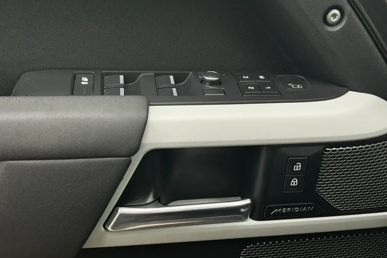 Land Rover Defender din 2020 cu 102.790 km - oferta LAN226786 - foto 20