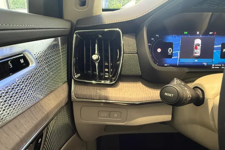 Volvo XC90 din 2025 cu 9.900 km - oferta VOL226797 - foto 35