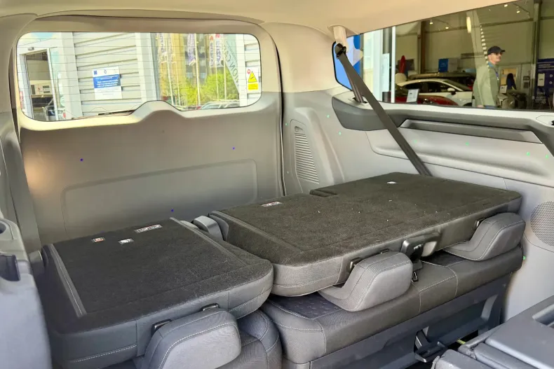Ford Tourneo din 2025 cu 9.800 km - oferta FOR226982 - foto 9