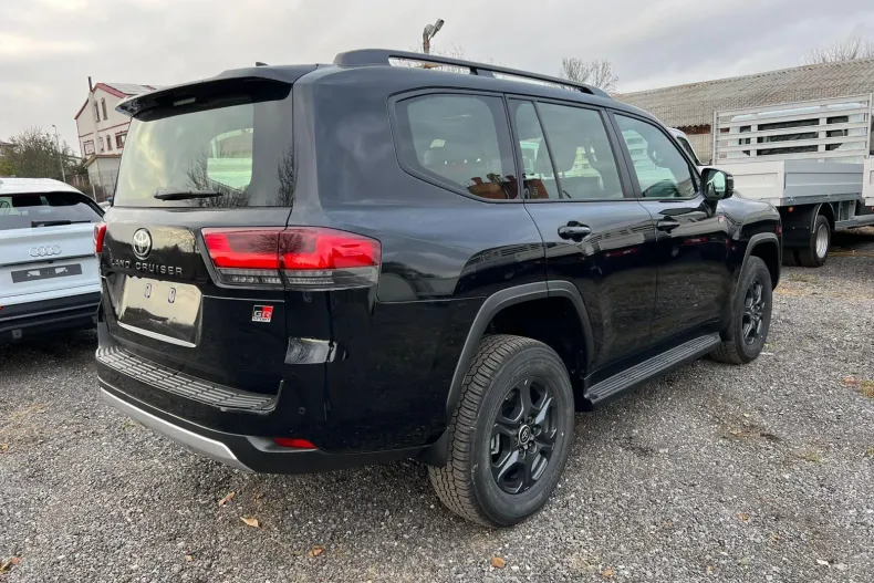 Toyota Land Cruiser 300 din 2026 cu 10 km - oferta TOY227381 - foto 2