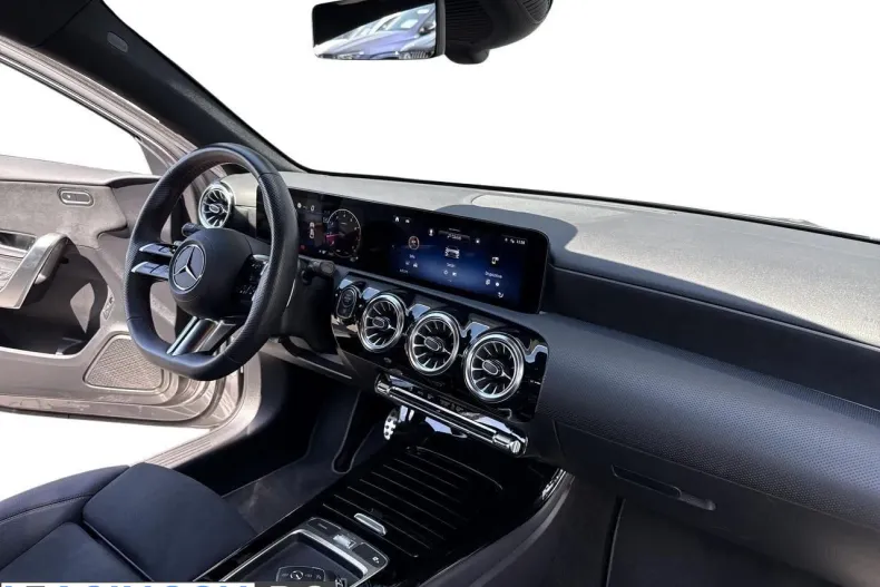Mercedes-Benz A 200 (Clasa A) din 2023 cu 21.594 km - oferta MER227532 - foto 10