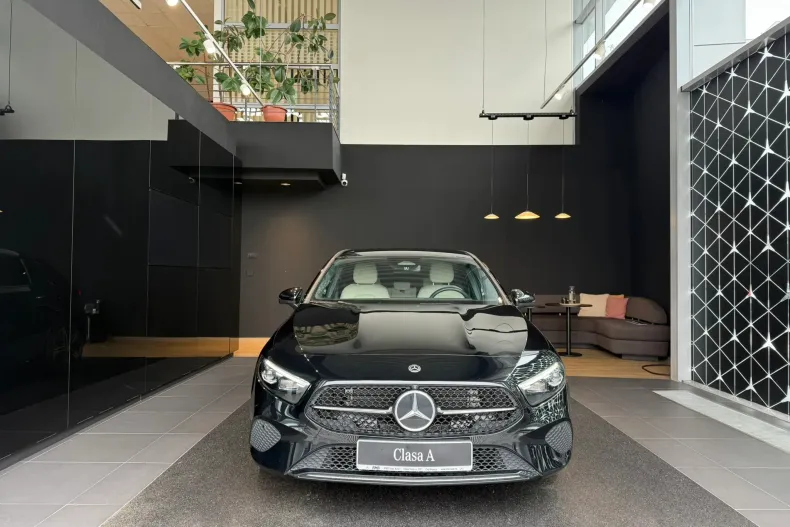 Mercedes-Benz A 200 (Clasa A) din 2023 cu 10.100 km - oferta MER227546 - foto 1