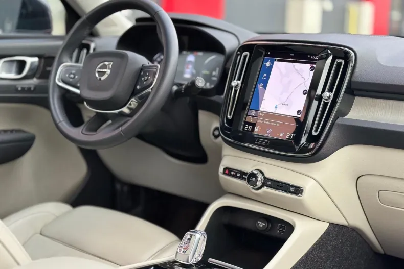 Volvo XC40 din 2021 cu 68.458 km - oferta VOL227899 - foto 2