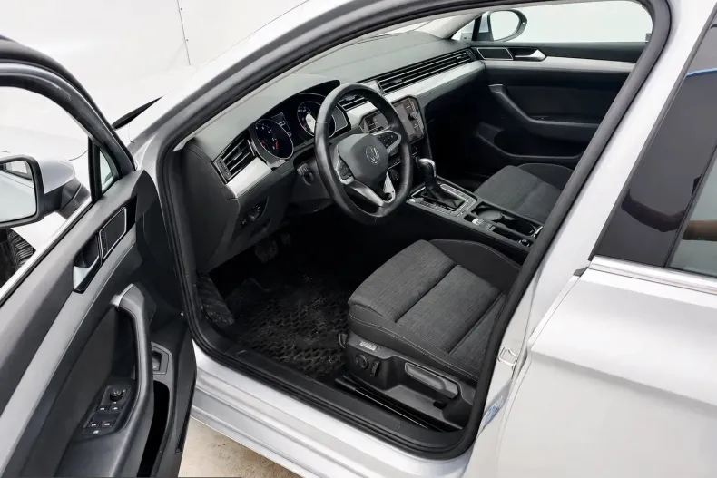 Volkswagen Passat din 2021 cu 83.502 km - oferta VOL227932 - foto 3