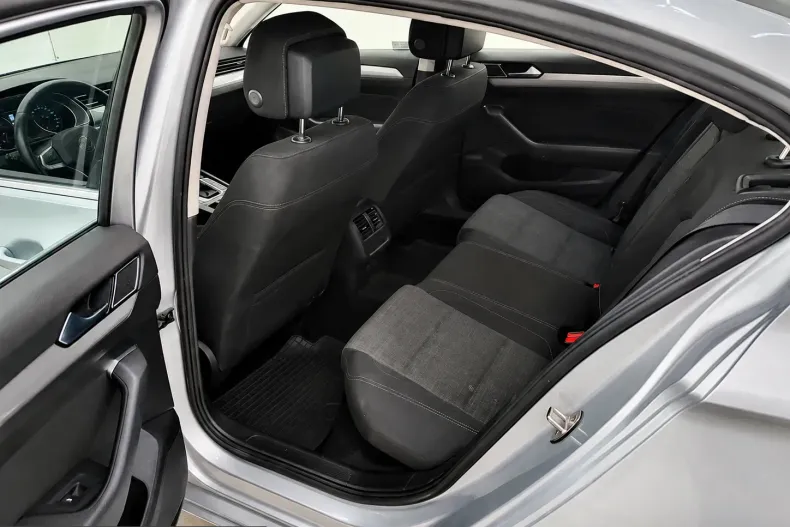 Volkswagen Passat din 2021 cu 83.502 km - oferta VOL227932 - foto 5