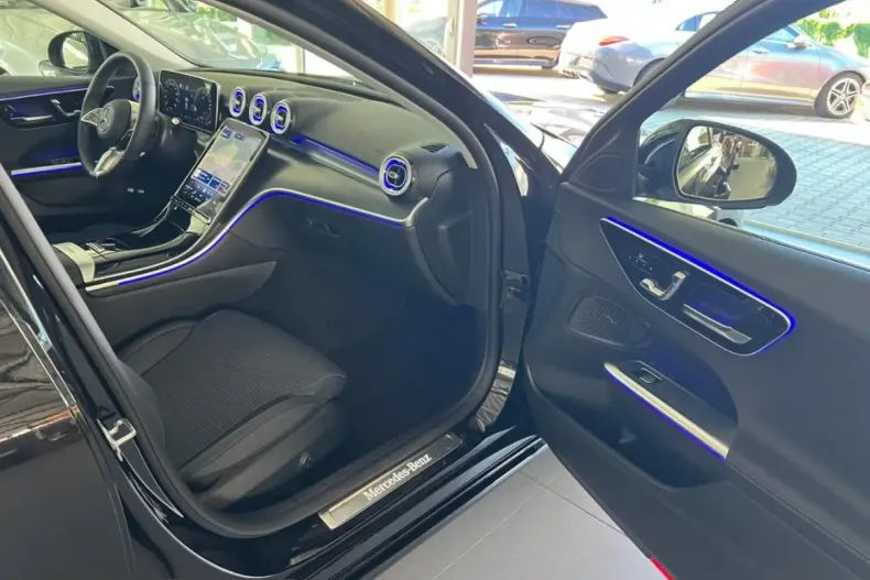 Mercedes-Benz C 300 (Clasa C) din 2025 cu 2.974 km - oferta MER228055 - foto 12
