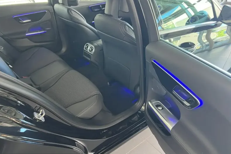Mercedes-Benz C 300 (Clasa C) din 2025 cu 2.974 km - oferta MER228055 - foto 13