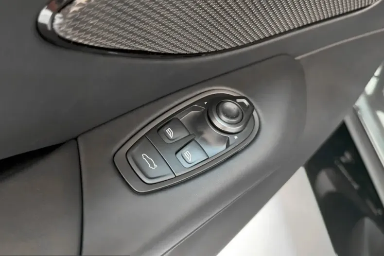 Aston Martin V8 Vantage din 2025 cu 5.000 km - oferta AST228167 - foto 25
