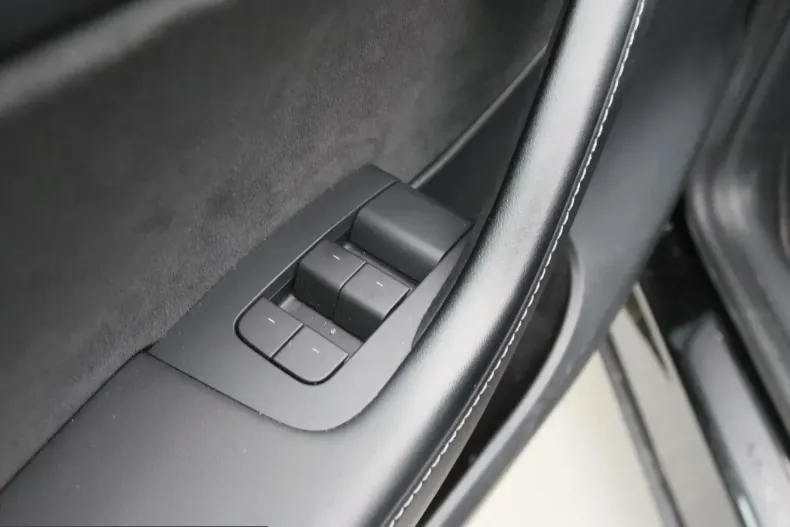 Tesla Model Y din 2023 cu 63.818 km - oferta TES228329 - foto 19