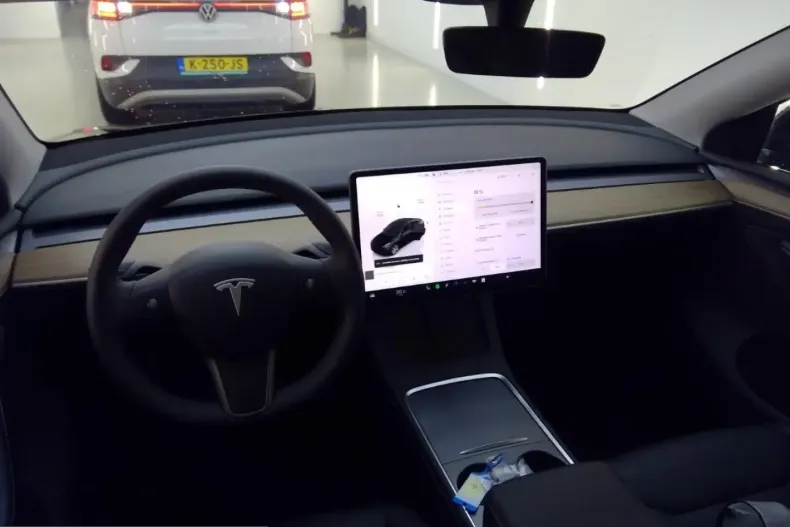 Tesla Model Y din 2024 cu 12.616 km - oferta TES228349 - foto 4