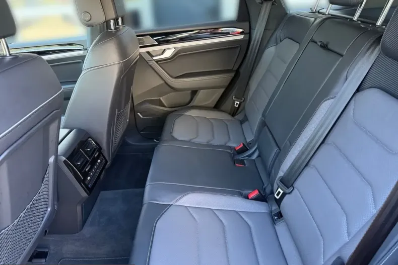 Volkswagen Touareg din 2023 cu 55.999 km - oferta VOL228382 - foto 13