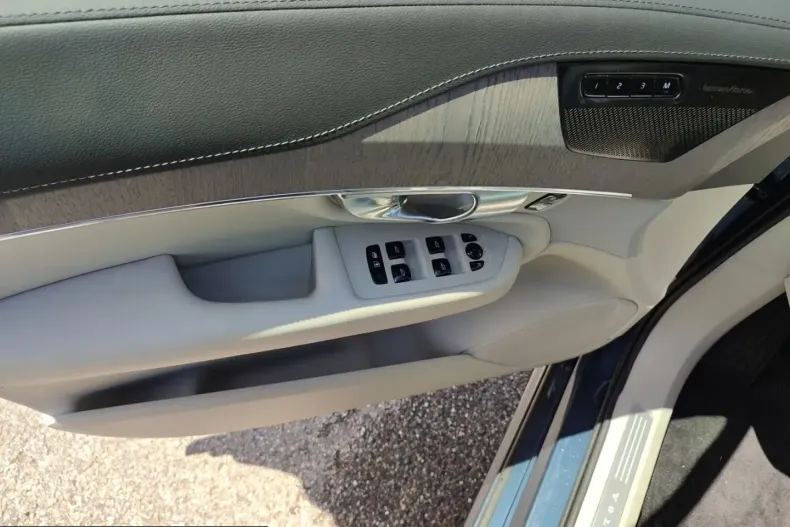 Volvo XC90 din 2023 cu 44.220 km - oferta VOL228708 - foto 7