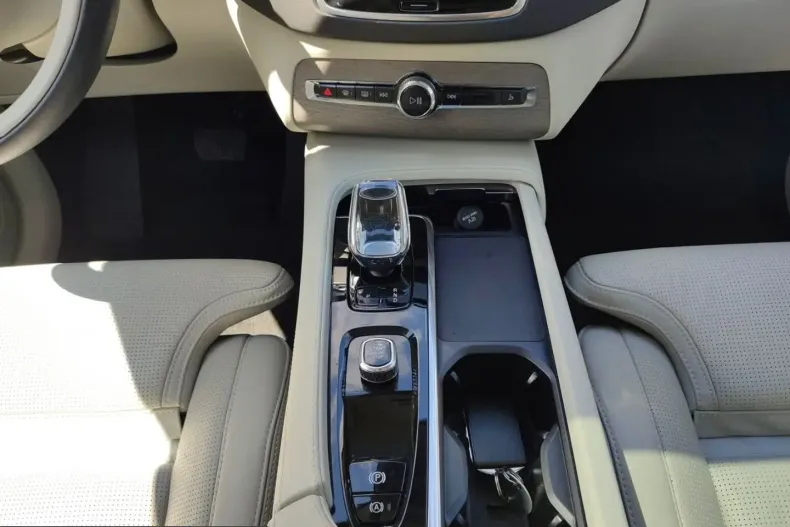 Volvo XC90 din 2023 cu 44.220 km - oferta VOL228708 - foto 14