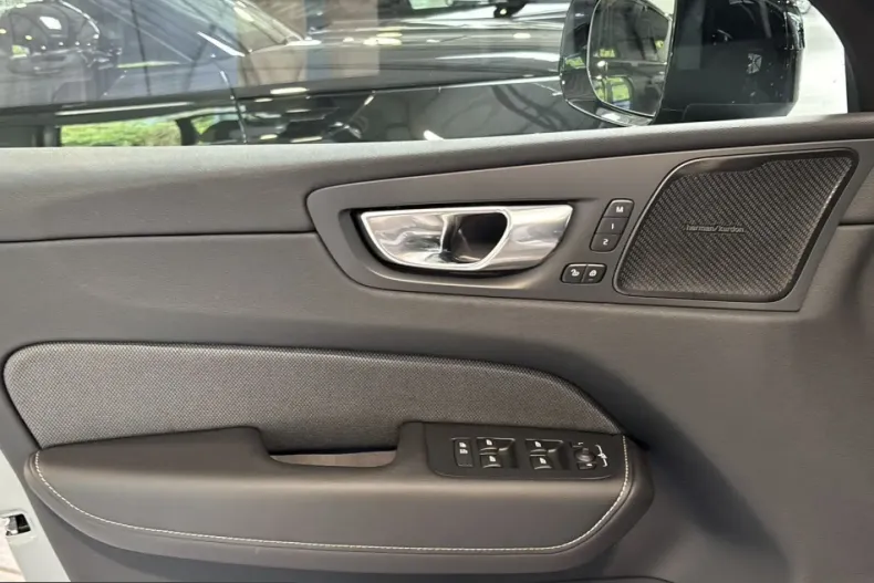 Volvo XC60 din 2025 cu 40.559 km - oferta VOL228766 - foto 8