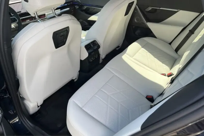 BMW 550 (Seria 5) din 2025 cu 14.245 km - oferta BMW228926 - foto 4
