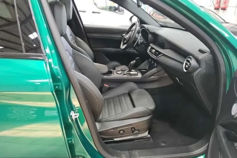 Alfa Romeo Stelvio din 2025 cu 10.900 km - oferta ALF229121 - foto 6