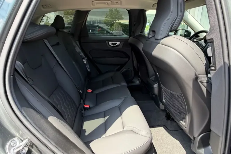 Volvo XC60 din 2025 cu 12.800 km - oferta VOL229516 - foto 12