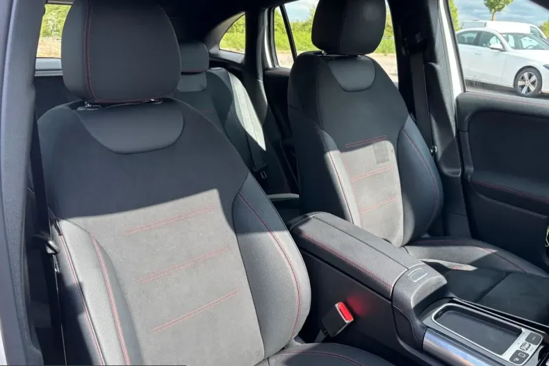 Mercedes-Benz GLA 220 (Clasa GLA) din 2025 cu 7.600 km - oferta MER229584 - foto 7