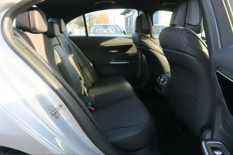 Mercedes-Benz C 220 (Clasa C) din 2024 cu 9.950 km - oferta MER229628 - foto 9