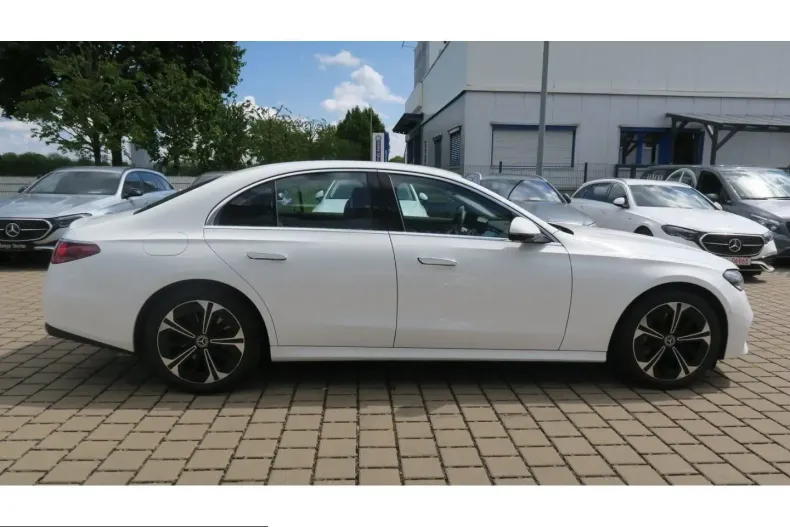Mercedes-Benz E 300 (Clasa E) din 2025 cu 11.730 km - oferta MER229663 - foto 5
