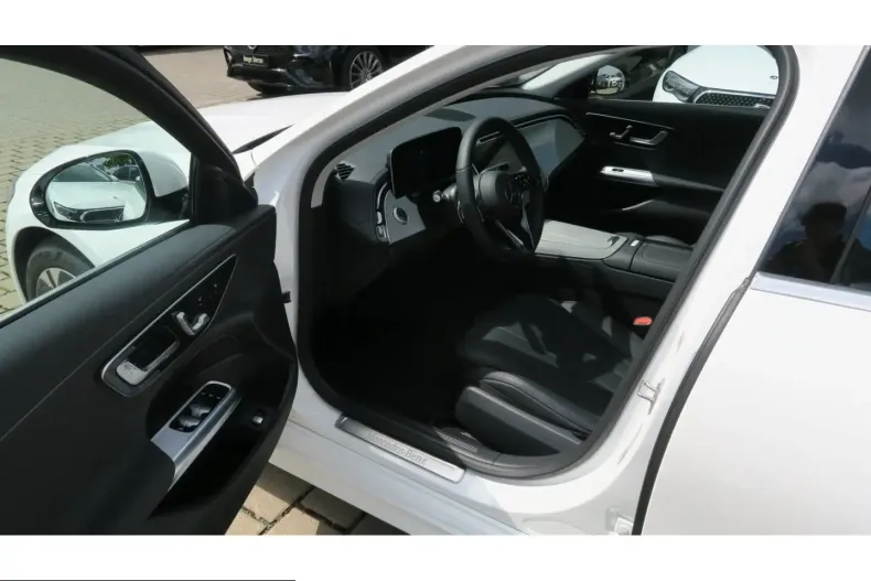 Mercedes-Benz E 300 (Clasa E) din 2025 cu 11.730 km - oferta MER229663 - foto 6