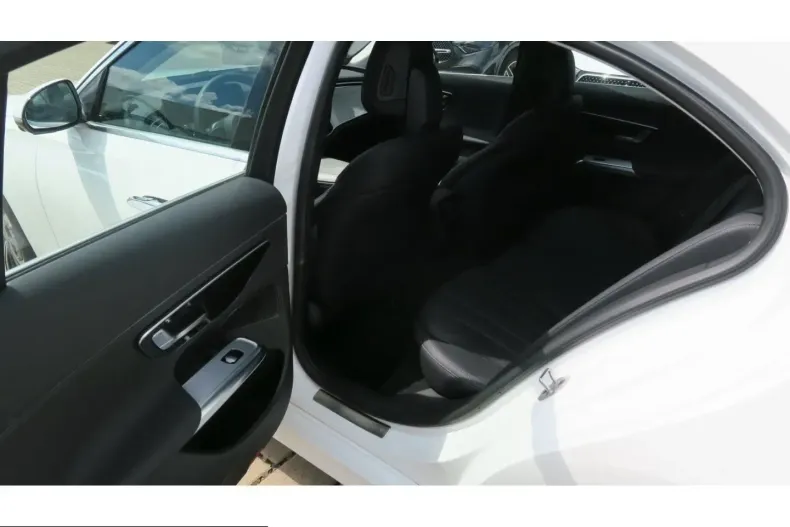 Mercedes-Benz E 300 (Clasa E) din 2025 cu 11.730 km - oferta MER229663 - foto 7