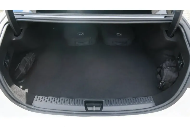 Mercedes-Benz E 300 (Clasa E) din 2025 cu 11.730 km - oferta MER229663 - foto 8