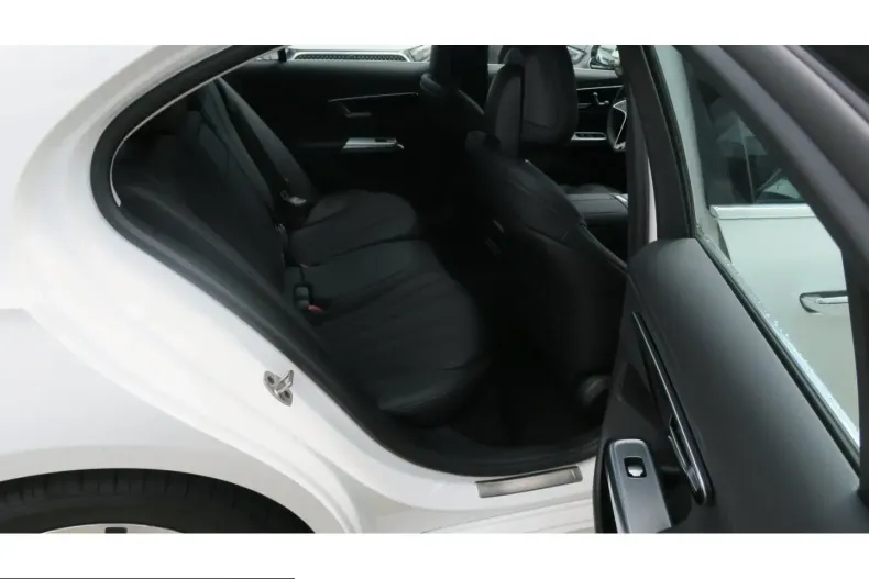 Mercedes-Benz E 300 (Clasa E) din 2025 cu 11.730 km - oferta MER229663 - foto 9