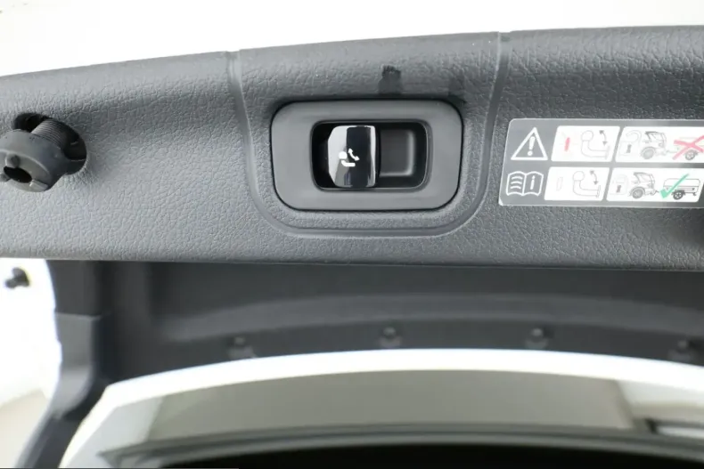 Mercedes-Benz C 180 (Clasa C) din 2025 cu 25.376 km - oferta MER229707 - foto 24
