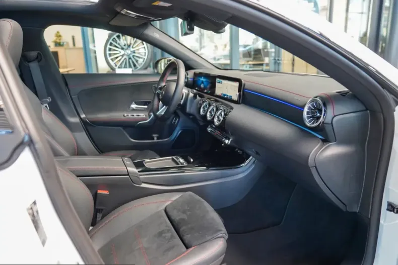 Mercedes-Benz CLA 220 (Clasa CLA) din 2025 cu 12.811 km - oferta MER229713 - foto 8