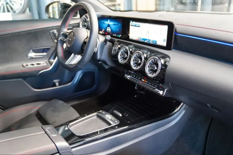 Mercedes-Benz CLA 220 (Clasa CLA) din 2025 cu 12.811 km - oferta MER229713 - foto 9
