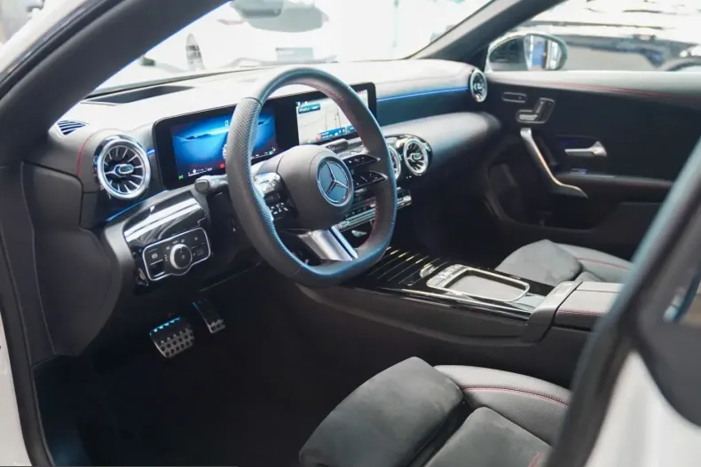 Mercedes-Benz CLA 220 (Clasa CLA) din 2025 cu 12.811 km - oferta MER229713 - foto 13