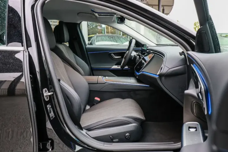Mercedes-Benz E 300 (Clasa E) din 2025 cu 4.870 km - oferta MER229714 - foto 5