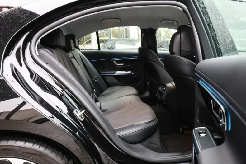 Mercedes-Benz E 300 (Clasa E) din 2025 cu 4.870 km - oferta MER229714 - foto 9