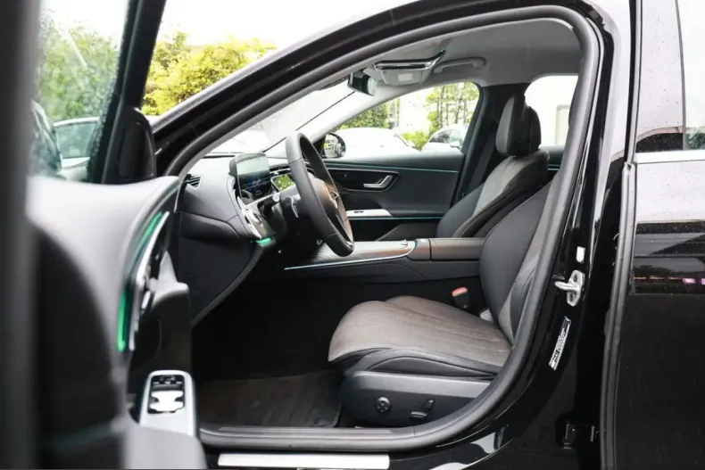 Mercedes-Benz E 300 (Clasa E) din 2025 cu 4.870 km - oferta MER229714 - foto 13
