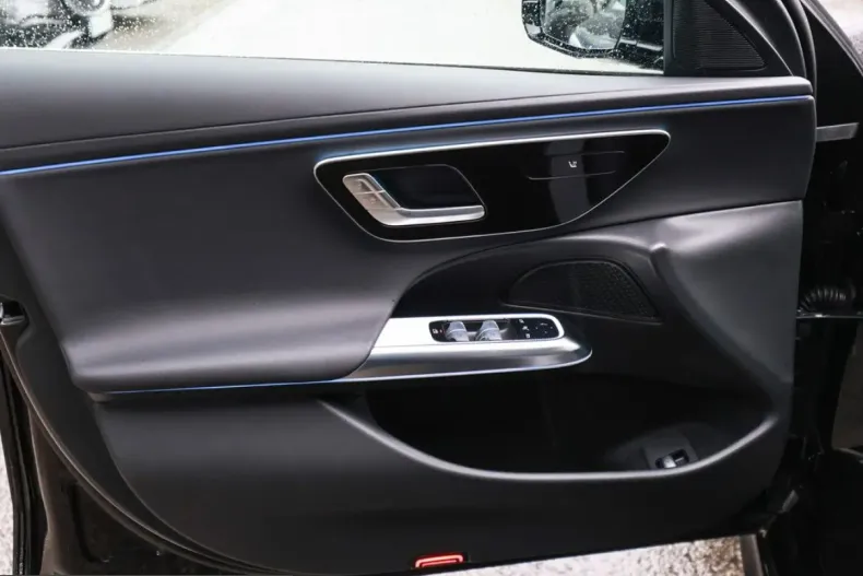 Mercedes-Benz E 300 (Clasa E) din 2025 cu 4.870 km - oferta MER229714 - foto 31