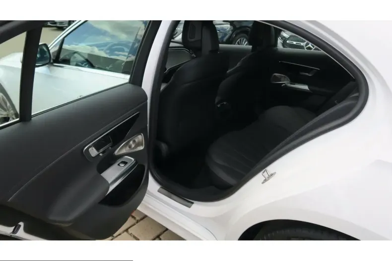 Mercedes-Benz E 220 (Clasa E) din 2025 cu 3.580 km - oferta MER229916 - foto 7