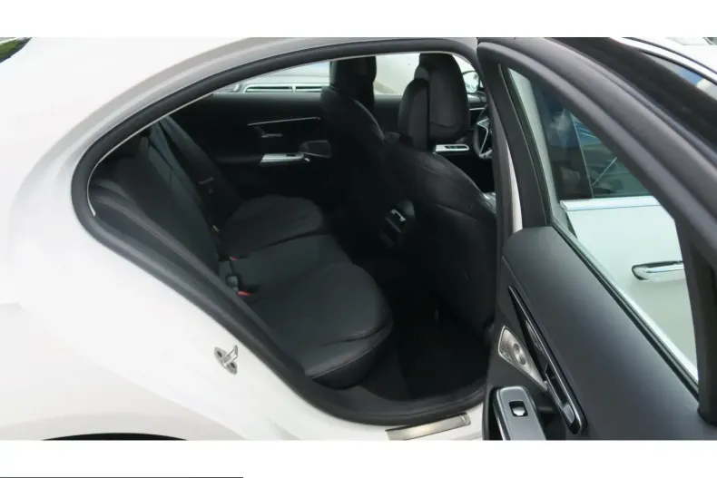 Mercedes-Benz E 220 (Clasa E) din 2025 cu 3.580 km - oferta MER229916 - foto 9